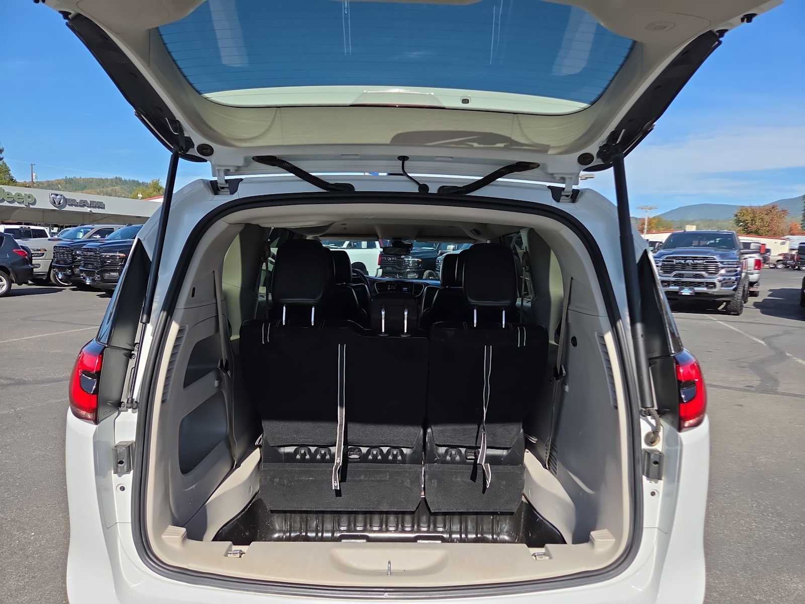 Used 2023 Chrysler Pacifica Touring-L FWD image 27