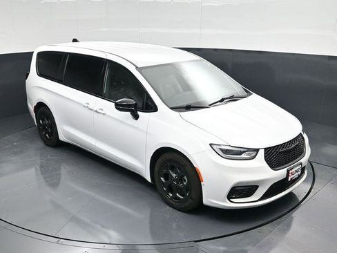Certified 2024 Chrysler Pacifica Limited FWD image 46