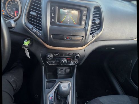 Used 2016 Jeep Cherokee Latitude FWD image 26