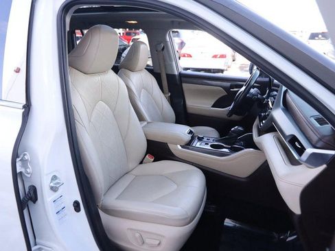 Used 2021 Toyota Highlander Platinum image 28