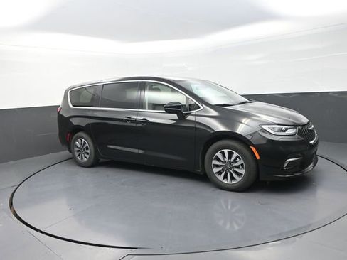 Used 2024 Chrysler Pacifica Limited FWD image 22