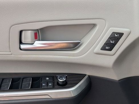 Used 2024 Toyota Sienna Limited image 36