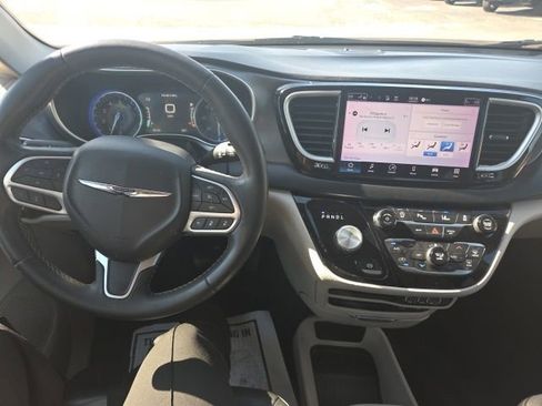 Used 2022 Chrysler Pacifica Touring-L FWD image 12