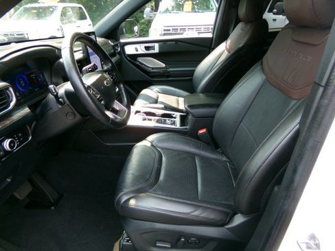 Used 2023 Ford Explorer Platinum w/ Premium Technology Package AWD/4WD image 11