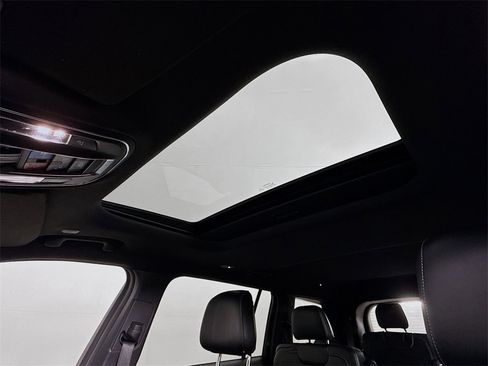 Used 2023 Jeep Grand Cherokee L Laredo image 5