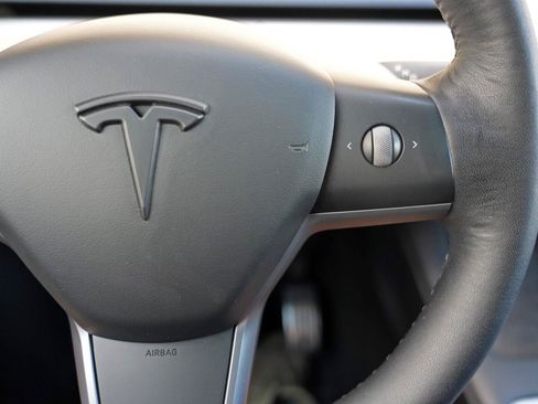 Used 2022 Tesla Model Y Long Range AWD/4WD image 19