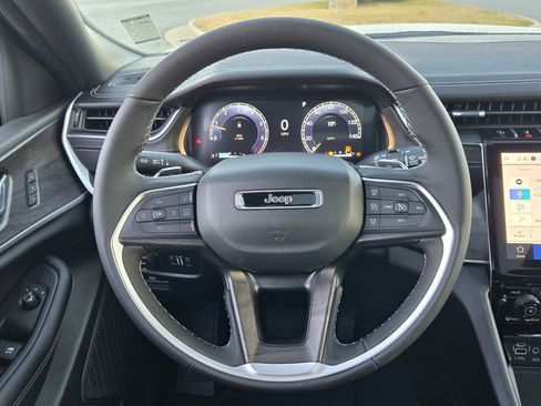 New 2025 Jeep Grand Cherokee Limited w/ Luxury Tech Group II image 17