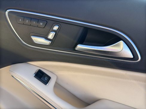 Used 2019 Mercedes-Benz GLA 250 4MATIC w/ Premium Package image 17