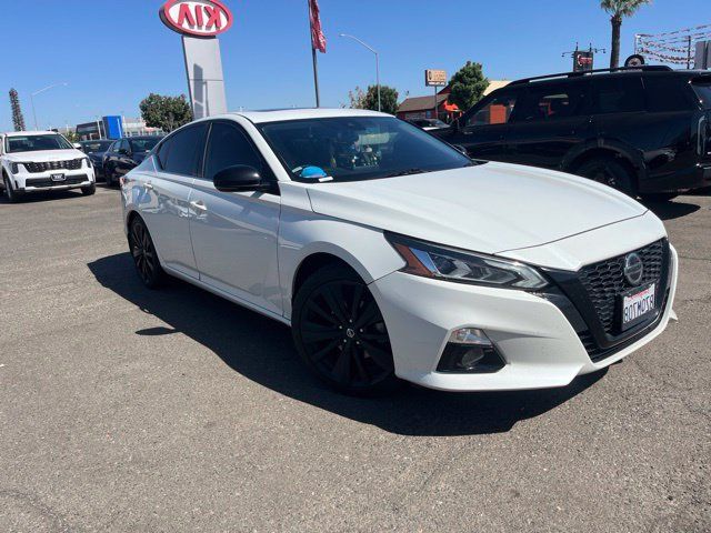 Used 2022 Nissan Altima 2.5 SR w/ Midnight Edition Package FWD image 1