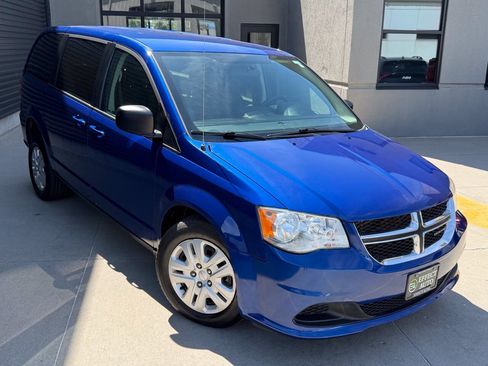 Used 2018 Dodge Grand Caravan SE w/ Power Convenience Group I FWD image 3