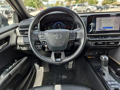 Used 2025 Toyota Camry SE FWD image 13