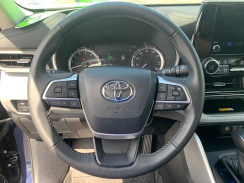 Used 2024 Toyota Highlander XLE AWD/4WD image 26