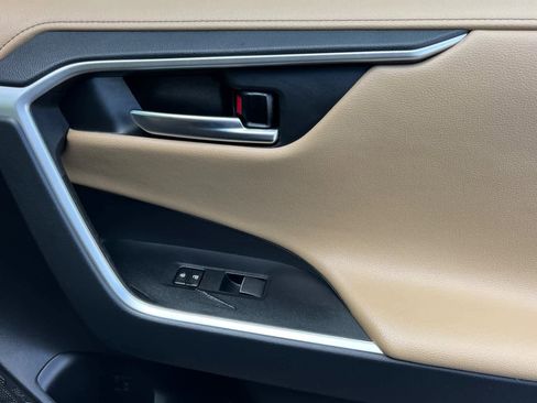 Used 2021 Toyota RAV4 Limited image 19