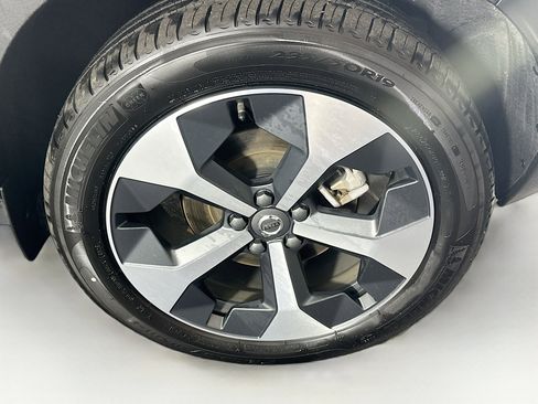 Used 2025 Volvo XC40 B5 Plus image 11