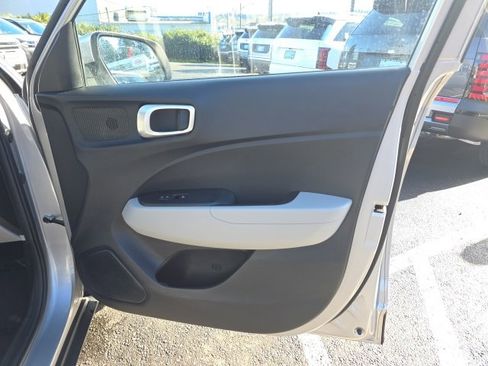 Used 2025 Hyundai Venue SEL image 21