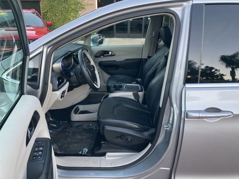 Used 2018 Chrysler Pacifica Limited w/ Advanced Safetytec Group image 13