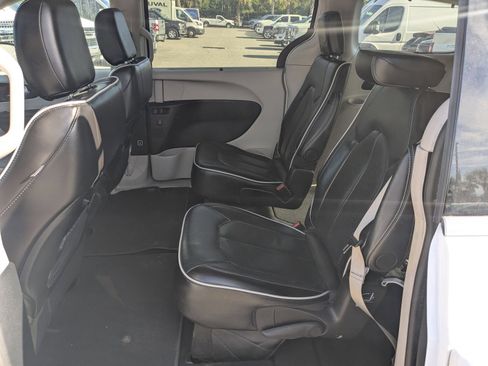 Used 2024 Chrysler Pacifica Limited FWD image 14