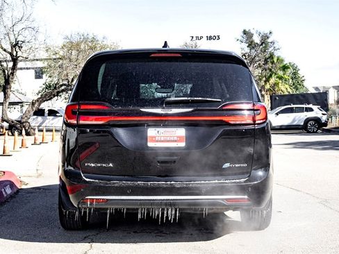 Used 2024 Chrysler Pacifica Select image 6
