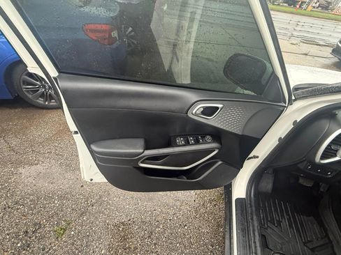 Used 2021 Kia Soul LX FWD image 12