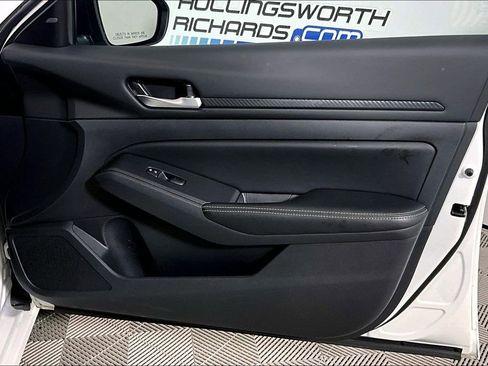Used 2025 Nissan Altima 2.5 SV FWD image 19