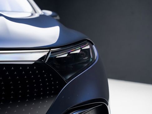 Used 2023 Mercedes-Benz EQS 450+ 4MATIC SUV w/ AMG Line Exterior Package image 9