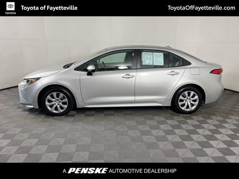 Used 2022 Toyota Corolla LE image 2
