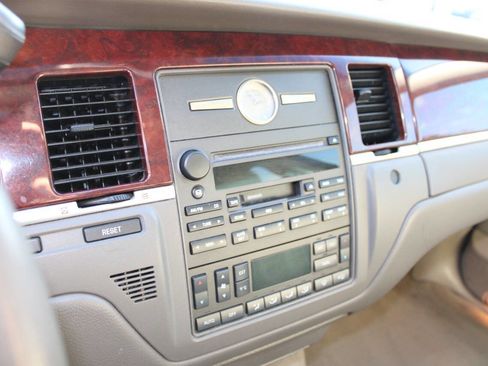 Used 2005 Lincoln Town Car Signature image 15