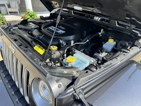 Used 2018 Jeep Wrangler Unlimited Sahara w/ Connectivity Group AWD/4WD image 25