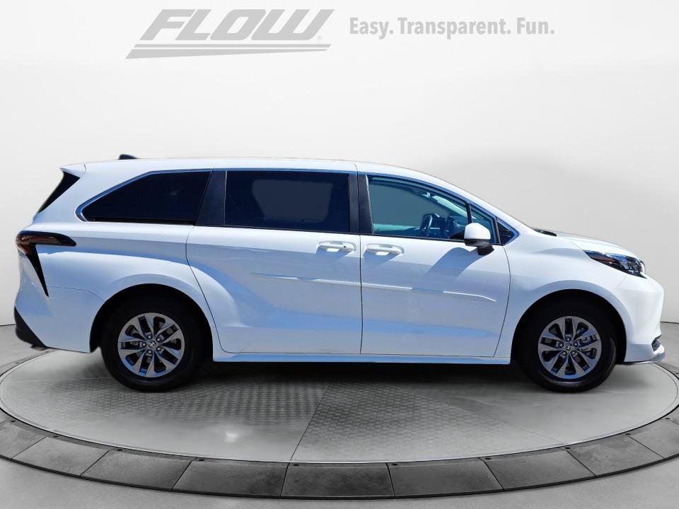 Used 2025 Toyota Sienna LE AWD/4WD image 9