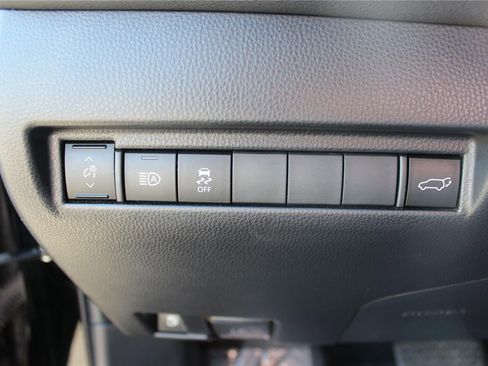 Used 2023 Toyota Venza XLE image 30