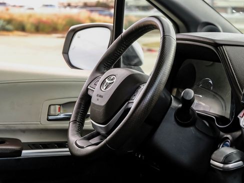 Used 2022 Toyota Sienna Platinum image 17