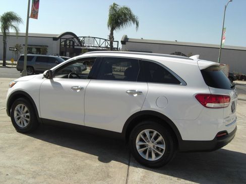 Used 2018 Kia Sorento FWD image 11