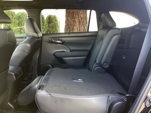 Used 2022 Toyota Highlander XSE AWD/4WD image 6