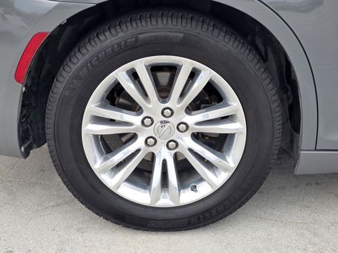 Used 2019 Chrysler 300 Touring L w/ Quick Order Package 22F RWD image 9