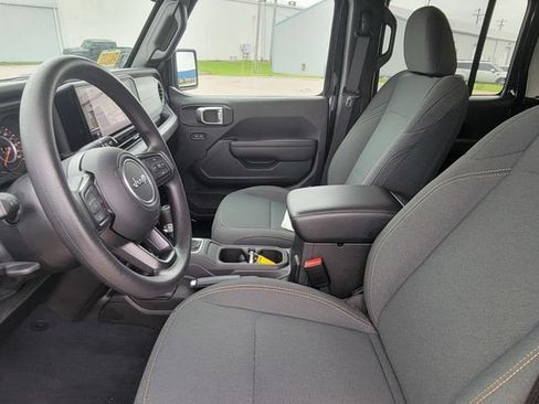 Used 2025 Jeep Gladiator Sport AWD/4WD image 9