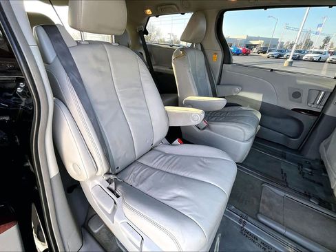 Used 2014 Toyota Sienna XLE image 19