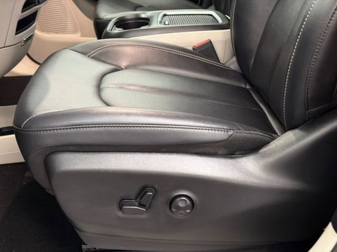 Used 2024 Chrysler Pacifica Touring-L FWD image 15