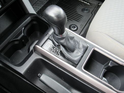 Used 2020 Toyota Tacoma SR5 w/ Blackout Package AWD/4WD image 25
