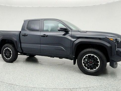 Used 2025 Toyota Tacoma TRD Sport image 3