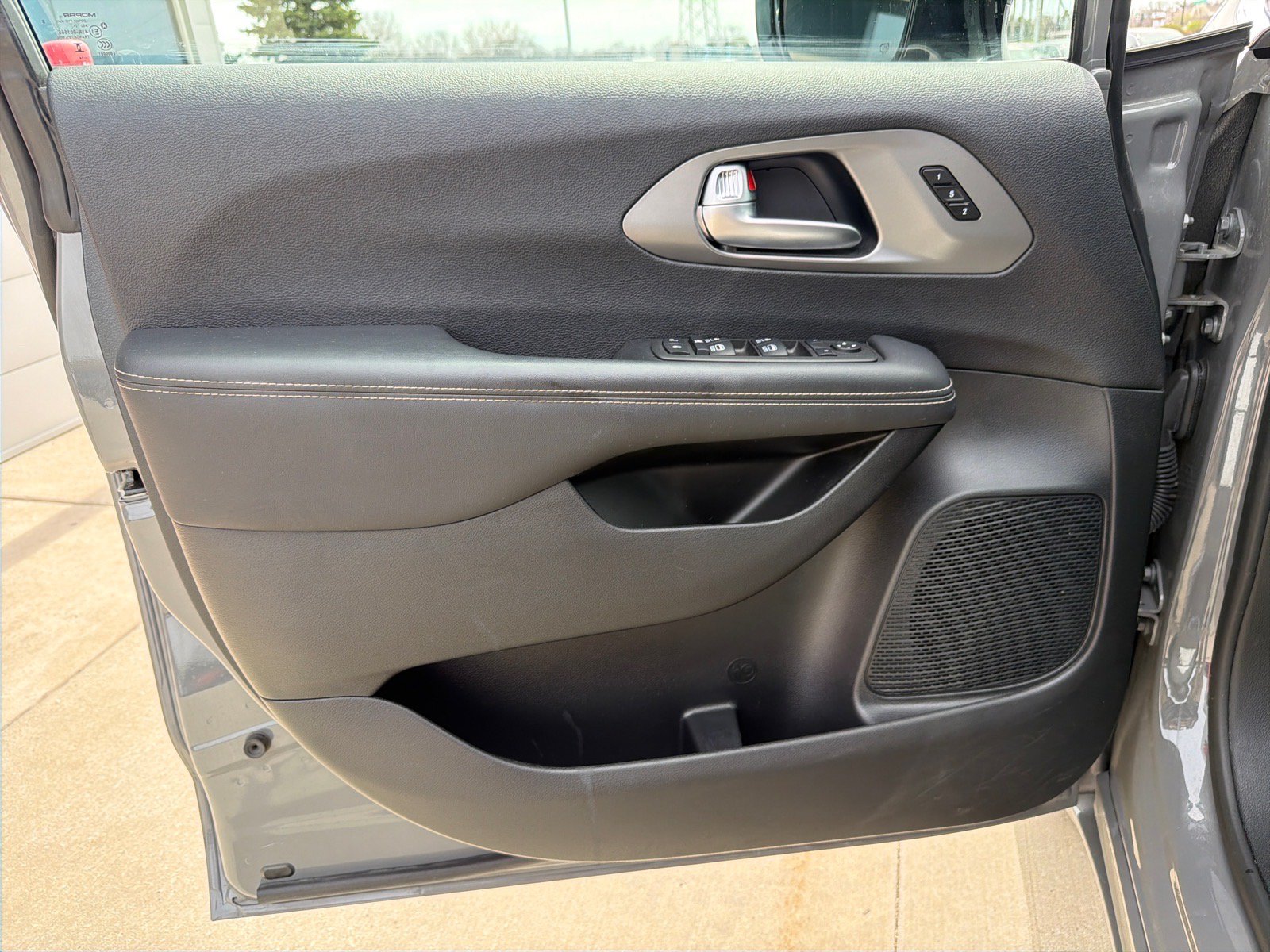 Used 2025 Chrysler Pacifica Select FWD image 10