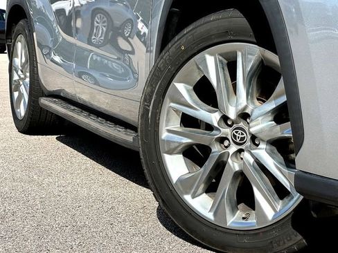 Used 2021 Toyota Highlander Limited image 2