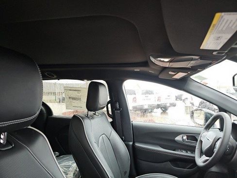 New 2026 Chrysler Pacifica Limited image 13
