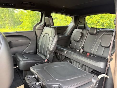 Used 2025 Chrysler Pacifica Select FWD image 8