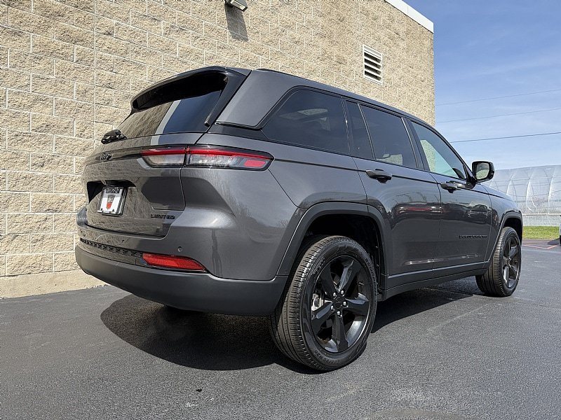 Used 2024 Jeep Grand Cherokee Limited w/ Black Appearance Package AWD/4WD image 3