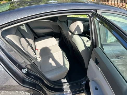 Used 2020 Hyundai Elantra SE FWD image 8