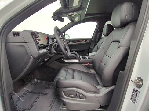Used 2026 Porsche Cayenne AWD/4WD image 5