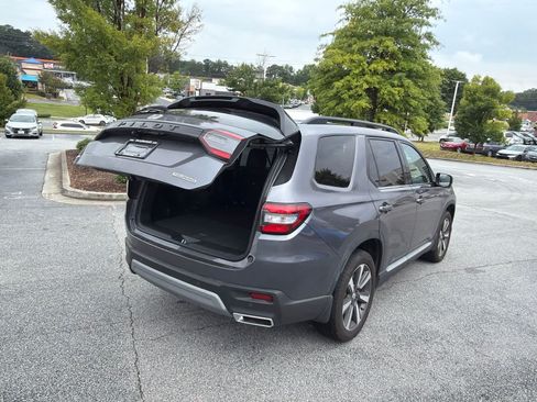 Certified 2025 Honda Pilot Touring image 11