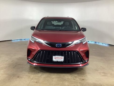 Used 2021 Toyota Sienna XSE FWD image 2