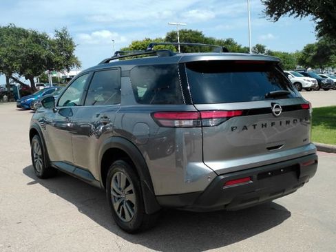 Used 2024 Nissan Pathfinder SV w/ Black Appearance Package FWD image 9
