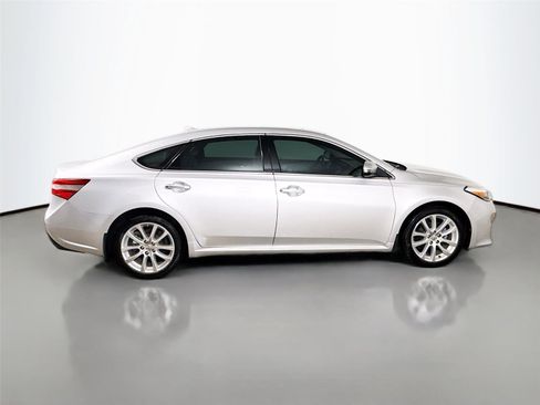 Used 2013 Toyota Avalon Limited w/ Technology Pkg FWD image 18